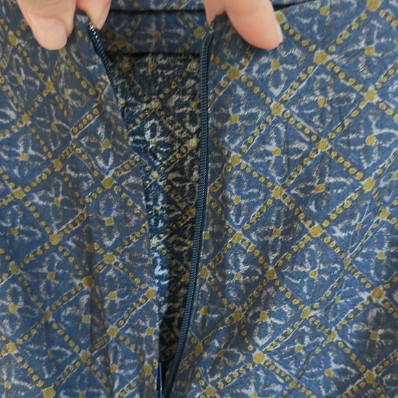 GAP skirt size 6 EUC - lightweight and slight draping in front - Picture 6 of 9